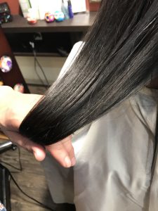 ブラックベースの寒色系ヘアカラー暗髪